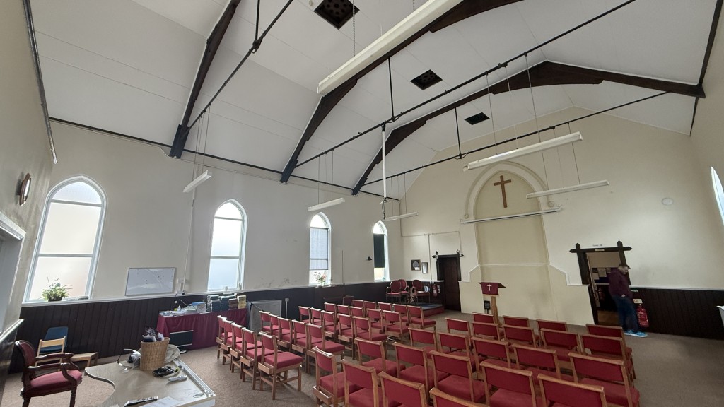 Lot: 149 - FORMER VICTORIAN METHODIST CHURCH WITH POTENTIAL - Internal image of chapel from entrance